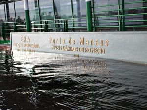 Área do Porto de Manaus onde estão registrados os anos das maiores cheias (Foto: Marcos Dantas/G1AM)