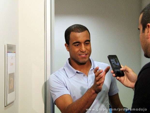 Jogador tira fotos na porta do seu camarim antes da gravação do programa (Foto: TV Globo/Programa do Jô)