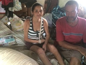 Casal Sebastião e Lindalva moram na rua há 22 anos e, há um ano e meio, improvisaram casa em praça de Goiânia, Goiás (Foto: Vitor Santana/G1)