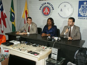 Delegados apresentaram objetos que teriam sido roubados por suspeito (Foto: Divulgação/Polícia Civil)