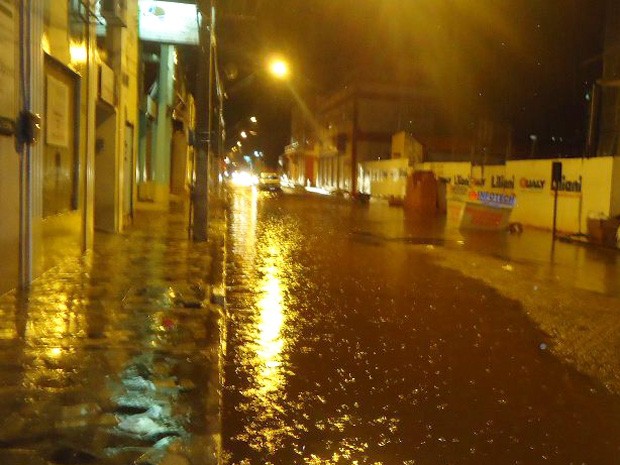 Principais vias ficam alagadas a cada chuva forte que cai em Imperatriz (Foto: Divulgação/Margareth Valente)