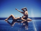 Anitta posta foto deitada de biquíni na beira da piscina e mostra pernão 