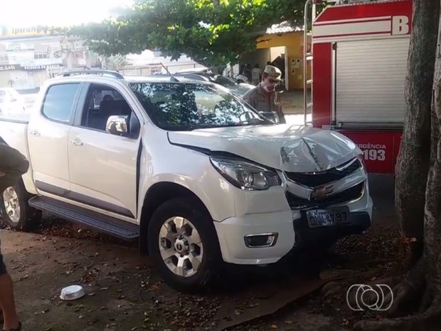 Motorista bate contra árvore e deixa criança em caminhonete, em Goiânia (Foto: Reprodução/ TV Anhanguera)