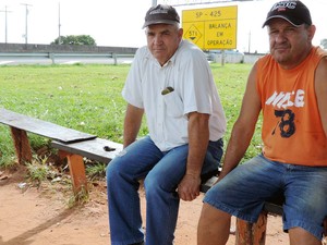 João Aparecido Orlandi e João Gilberto Caravina em um ponto de chapa  (Foto: Valmir Custódio/G1)