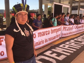 Indígenas estendem faixa em frente ao Ministério da Justiça, no centro de Brasília nesta quarta-feira (13), durante protesto (Foto: Alexandre Bastos/G1)