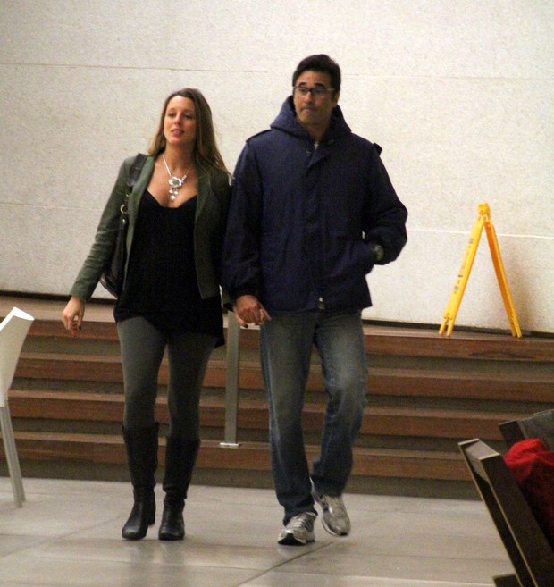 Luciano Szafir e a namorada (Foto: Marcus Pavão / AgNews)