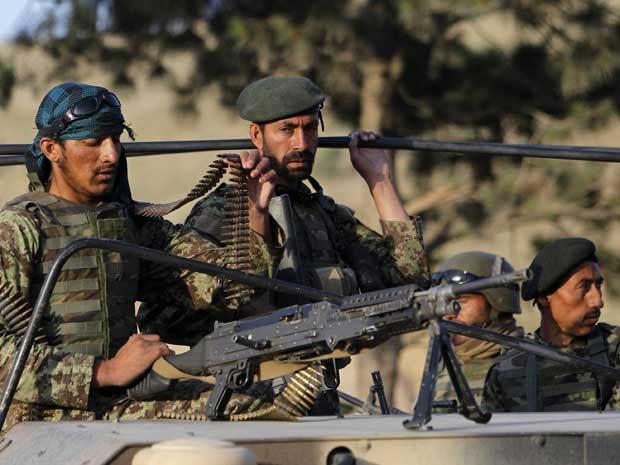 Soldados do Exército Nacional afegão chegam ao local de um ataque a hotel nos arredores de Cabul. (Foto: Omar Sobhani / Reuters)