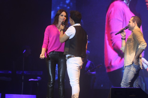 Lisandra Souto canta com Zezé Di Camargo e Luciano (Foto: Fred Pontes/Divulgação)