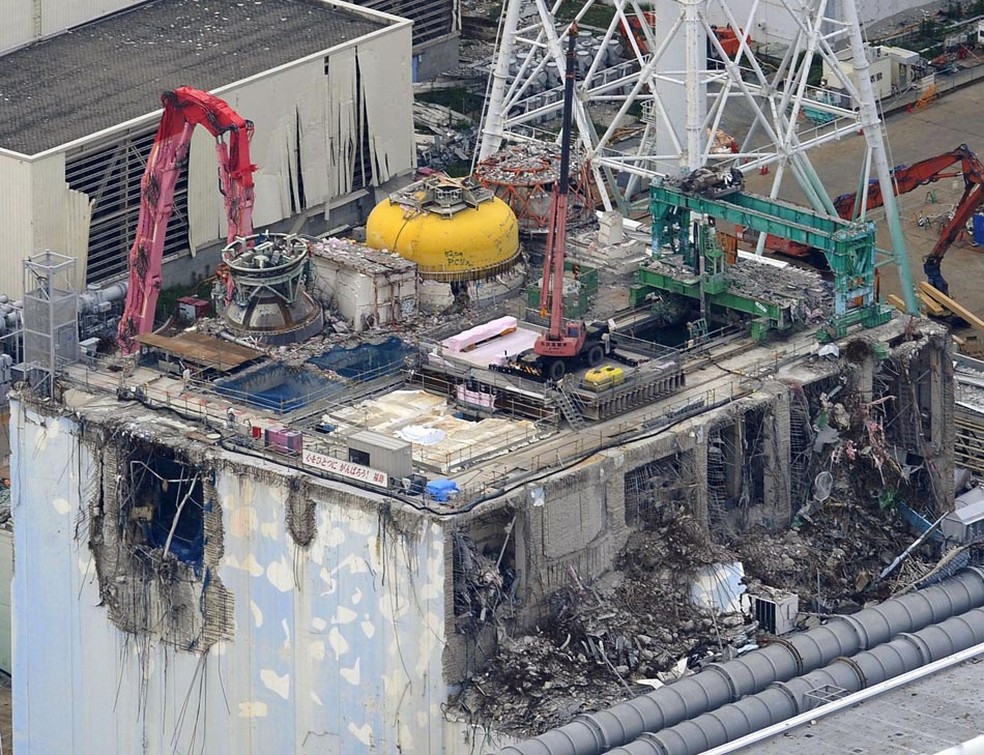 Foto aérea mostra guindaste trabalhando no reator danificado na usina nuclear em Fukushima, no Japão. (Foto: Kyodo News/AP)
