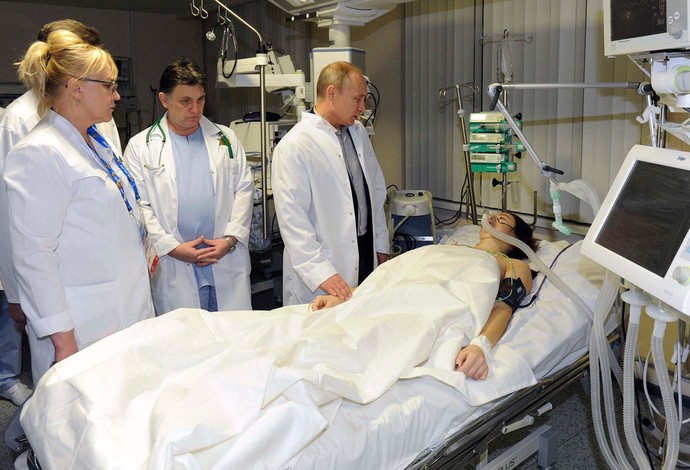 Vladimir Putin visita esquiadora acidentada maria Komissarova (Foto: Reuters)