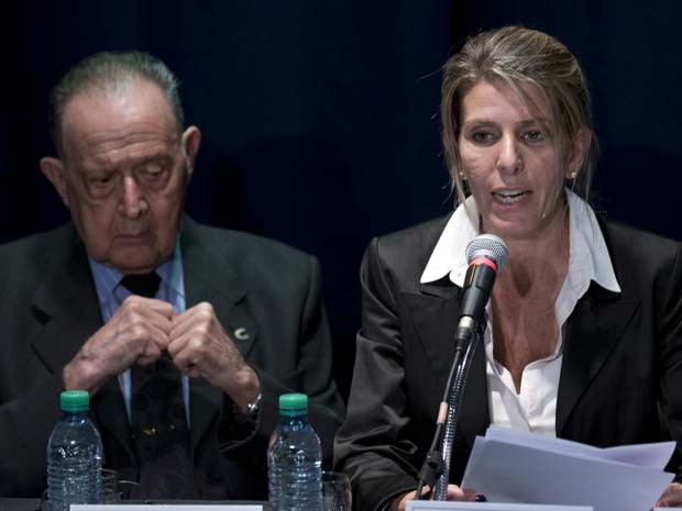 Sandra Arroyo, ex-mulher do promotor argentino Alberto Nisman, fala nesta quinta-feira (5) sobre exame forense que indicou que promotor foi vítima de homicídio (Foto: AP Photo/Natacha Pisarenko)