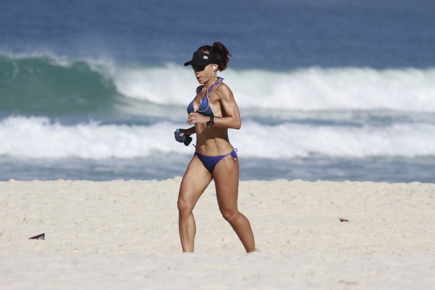 Carla Marins correndo na praia da Barra da Tijuca, RJ (Foto: Dilson Silva / Agnews)