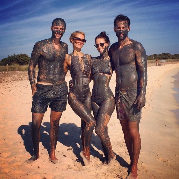 Paris Hilton com amigos em praia de Formentera, na Espanha (Foto: Instagram/ Reprodução)