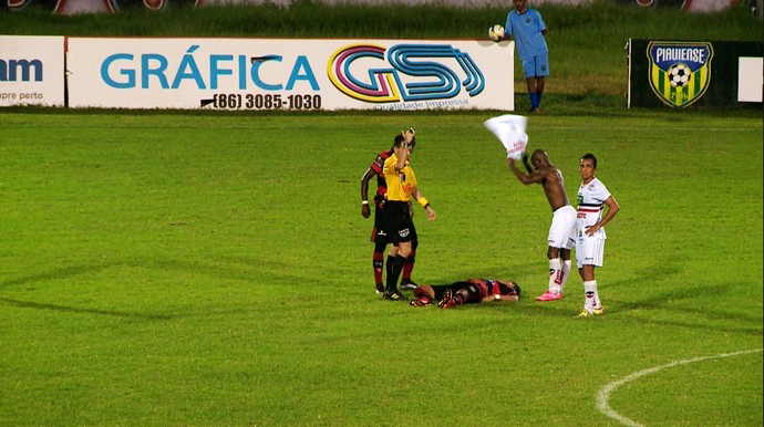 Geraldo passa mal no estádio Albertão  (Foto: TV Clube )