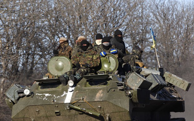 Soldados ucranianos são vistos em tanque em rodovia a caminho de Debaltseve, no leste da Ucrânia, nesta terça-feira (17) (Foto: Petr David Josek/AP)