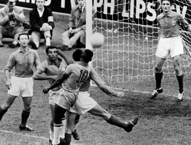 Vavá e Pelé na vitória do Brasil sobre a França por 5 a 2: nascia o Rei do Futebol (Foto: Getty Images)