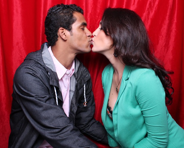 Marcello Melo Jr. beija a namorada, Caroline Alves (Foto: Domingão do Faustão / TV Globo)
