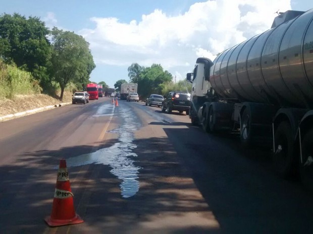 Motoristas tiveram que tomar cuidado com óleo derramado em pista (Foto: Divulgação/PRF)