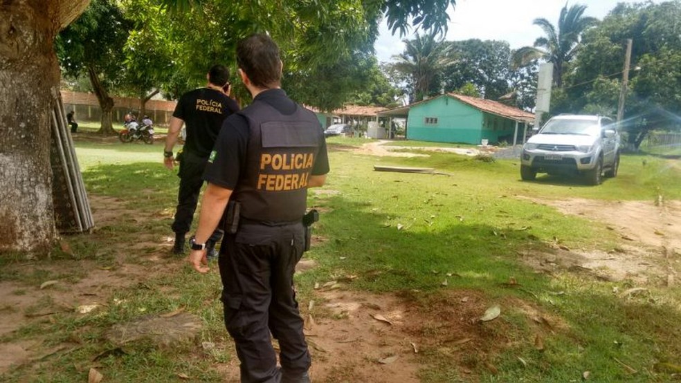 Agentes da Polícia Federal durante operação em clínica (Foto: AF Noticas/Divulgação)