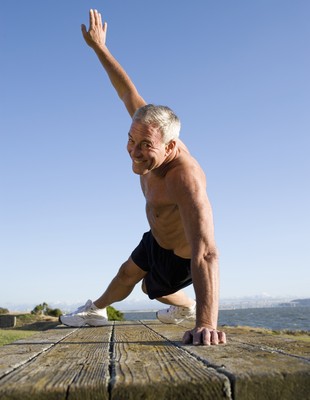 Idoso fazendo exercício euatleta (Foto: Getty Images)