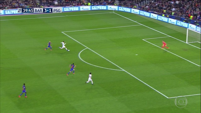 <p>
 Di Mar&iacute;a recebe nas costas da defesa, avan&ccedil;a em velocidade, fica cara a cara com Ter Stegen, mas escorrega na hora do chute e manda para fora.</p>
