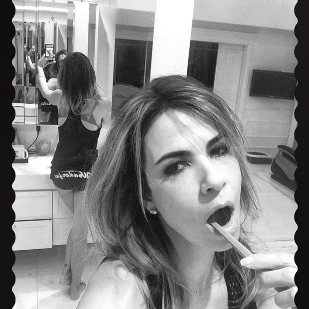 Luciana Gimenez posa escovando os dentes (Foto: Instagram/ Reprodução)