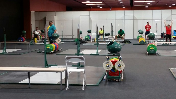 Treino da seleção brasileira de levantamento de peso, no Riocentro (Foto: Robson Boamorte)