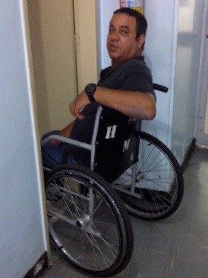 Cadeirante urina na rua por não conseguir entrar em banheiro de hospital em Goiânia, Goiás (Foto: Arquivo pessoal)