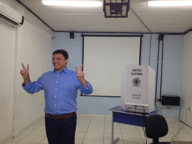 Márcio Bittar, do PSDB, votou em Rio Branco, às 9h40 (Foto: Veriana Ribeiro/G1)