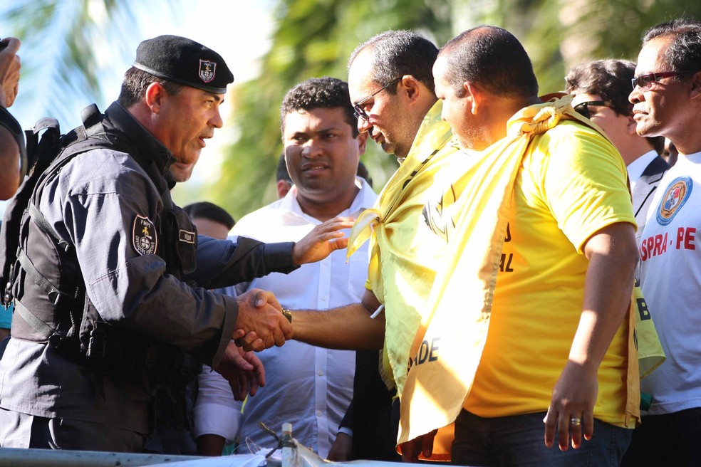 Presidente da ACS-PE é cumprimentado durante anúncio da prisão (Foto: Marlon Costa/Pernambuco Press)