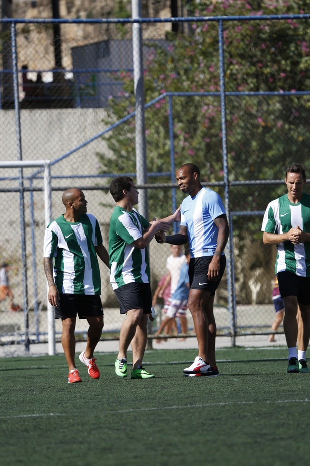 Thiago Martins greets Thierry Henry (Photo: Marcos Serra Lima / EGO)