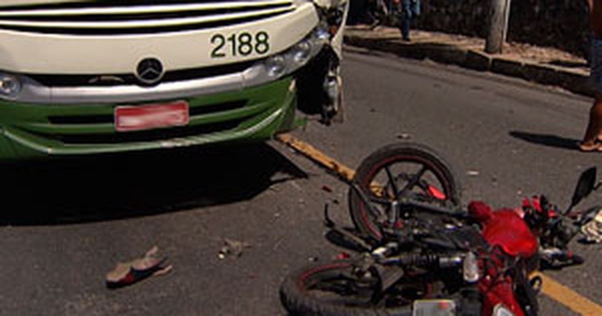 G1 Motociclista fica gravemente ferido após colidir ônibus em