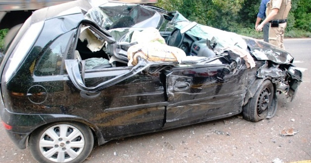 G Acidente Entre Carreta Caminh O E Carro Deixa V Timas Fatais E