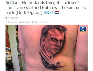 torcedor tatua gol de van persie e van gaal (Foto: Reprodução Twitter)
