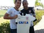 Campeão paralímpico Alan Fonteles visita Timão e ganha camisa de Sheik