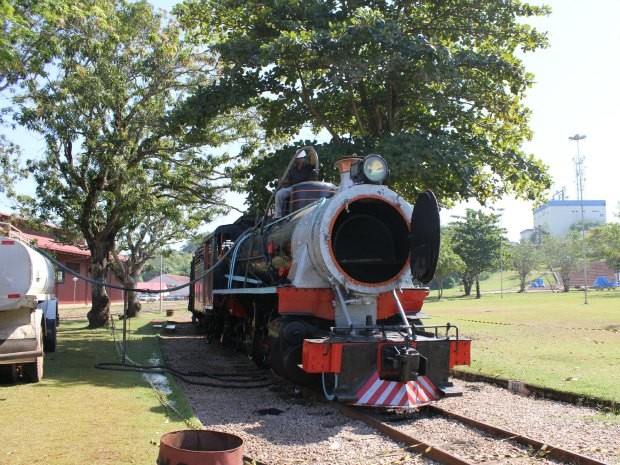 Ex-ferroviários dizem que vão colocar locomotiva para funcionar em celebração ao centenário da EFMM (Foto: Larissa Matarésio/G1)