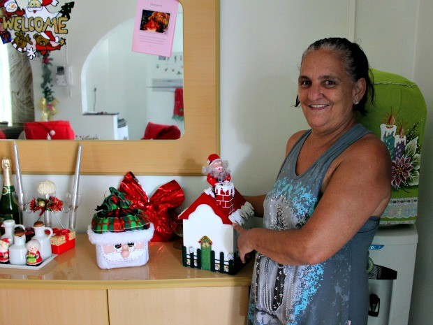 Rosa gosta de inovar e criar enfeites natalinos a partir de utensílios como um pote de sorvete (Foto: Camila Henriques/G1)