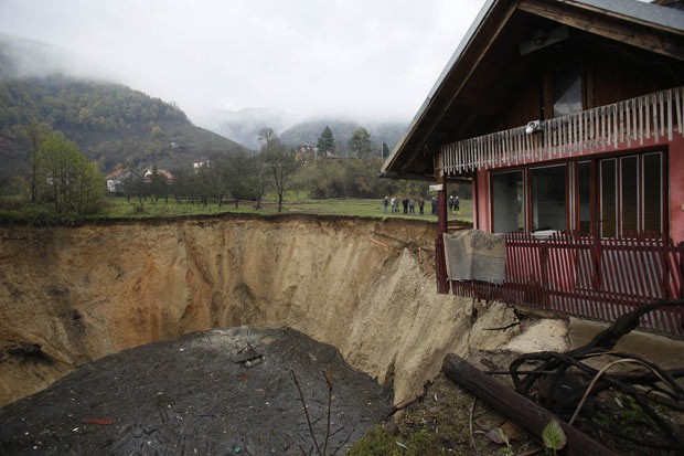 Buraco 'engole' lago e preocupa moradores na Bósnia (Foto: Amel Emric/AP)