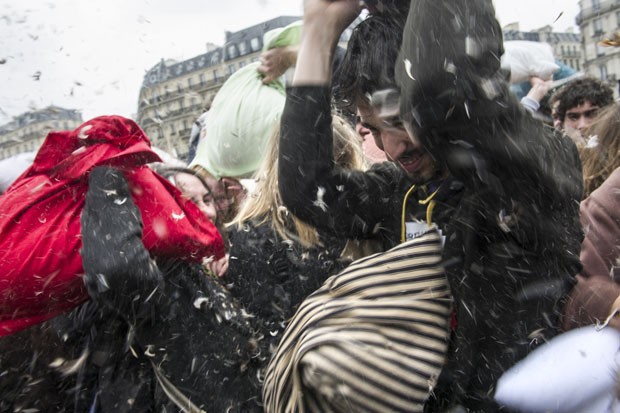 Dia internacional da Guerra de Travesseiros surgiu em 2008 (Foto: Fred Dufour/AFP)