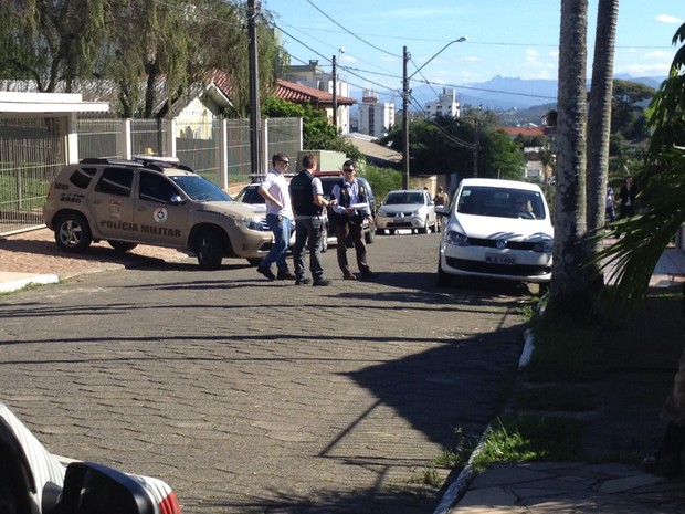 Polícia Militar fechou a rua para a reconstituição (Foto: Janine Limas/RBS TV)