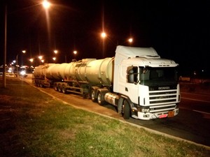 Caminhão está carregado com 70 mil litros de diesel (Foto: Wanderson Borges/TV Vanguarda)