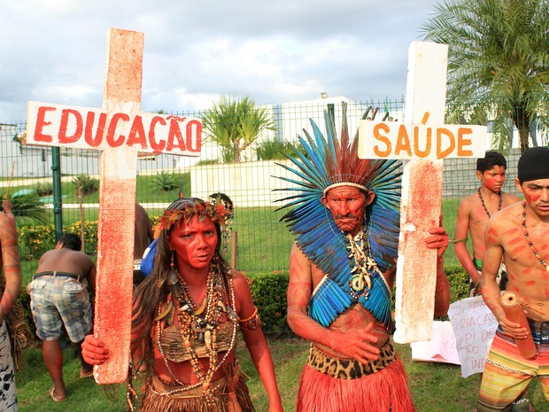 Grupos indígenas participam da manifestação, em Manaus (Foto: Marcos Dantas/G1 AM)