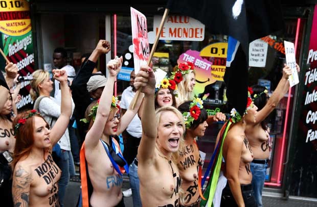 Integrantes seminuas do Femen andam pelas ruas de Paris (Foto: AFP)