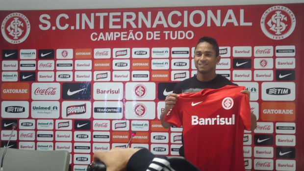 Jorge Henrique é apresentado no Inter (Foto: Jessica Mello/GLOBOESPORTE.COM)