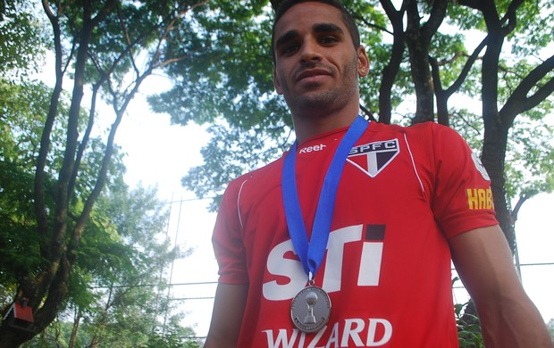 Douglas exibe medalha da Copa Sul-Americana (Foto: Marcos Guerra/Globoesporte.com)