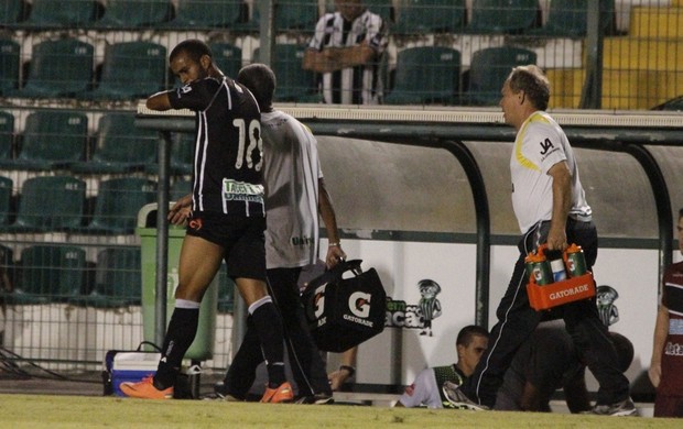 Héber sai sentindo dores na coxa (Foto: Luiz Henrique/Figueirense FC)