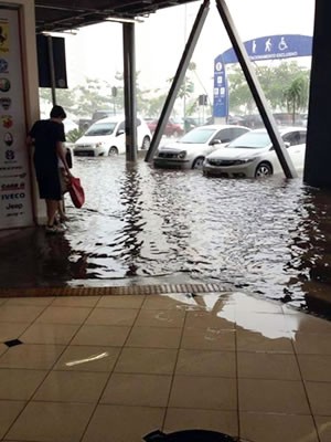 Chuva alaga shopping Pantanal em Cuiabá (Foto: Fernando Sauer/Arquivo pessoal)