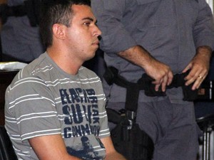 Lindemberg Alves Fernandes, de 25 anos, acusado de matar a ex- namorada Eloá Pimentel em 2008, é visto no banco dos réus (Foto: Diogo Moreira/ Futura Press/ AE)
