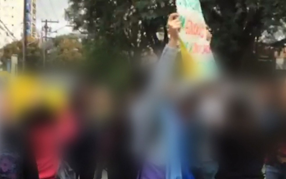 Estudantes faziam protesto em frente à escola na Lapa (Foto: TV Globo/Reprodução)