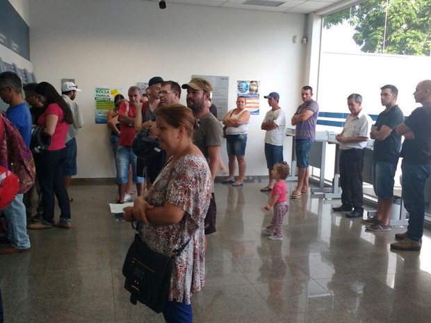 Moradores fazem fila na frente da Caixa Econômica em Itapetininga (Foto: Paola Patriarca/G1)